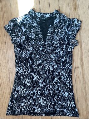 AGB Black & White Abstract V-Neck Short Sleeve Blouse
